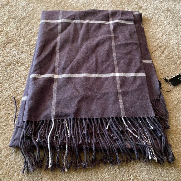 SOLD Grey Print Scarf - Picture 3 of 6